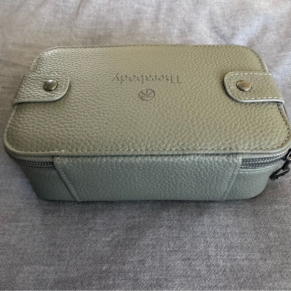 NWT Therabody Textured Case in Light Gray United Polaris Amenity Kit - Picture 5 of 5